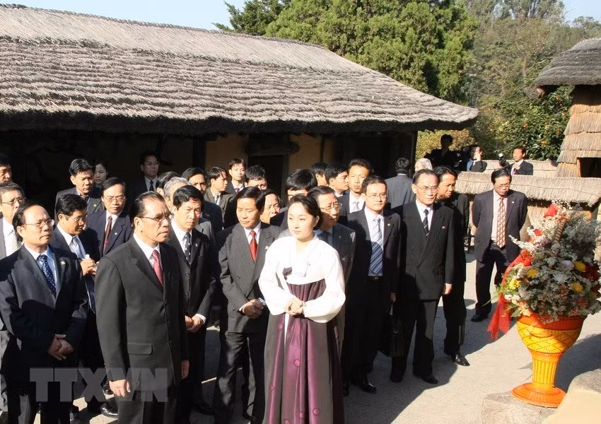 Party General Secretary Nong Duc Manh visits Mangyongdae, birthplace of Chairman Kim Il-sung, in Pyongyang, October 17, 2007 (Photo: VNA)