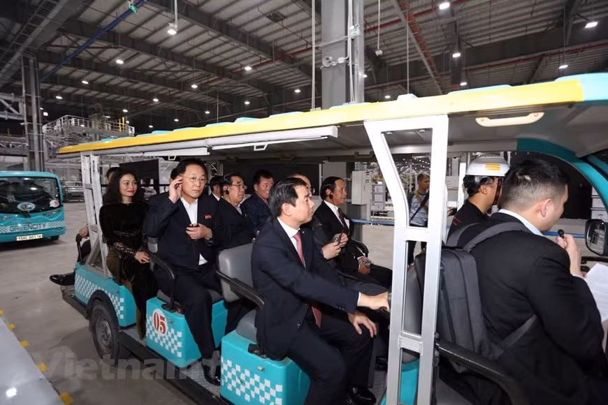 Vinfast cars, electric bikes and smartphones are made-in-Vietnam technology products (Photo: VNA)
