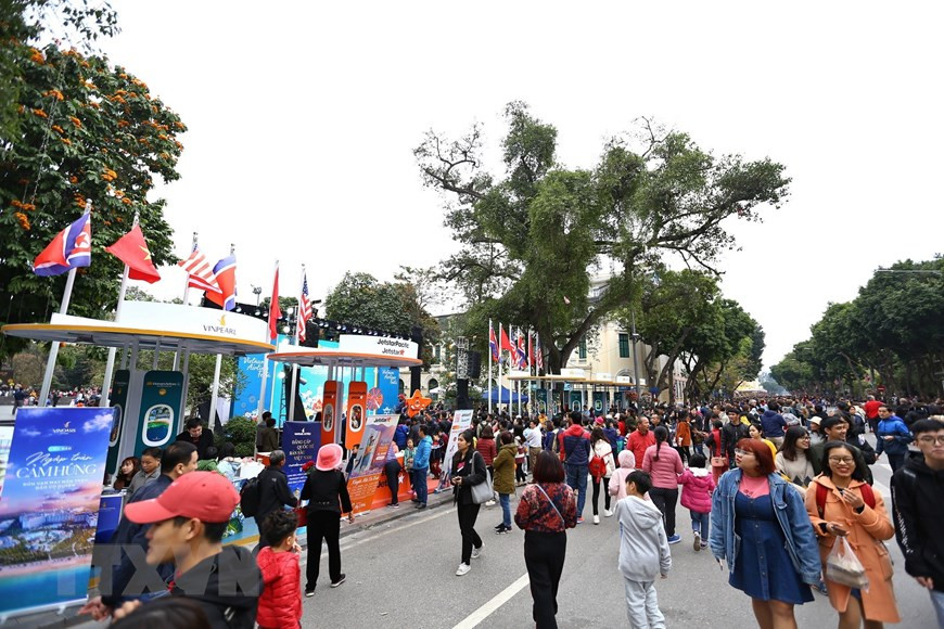 Pedestrian streets around Hoan Kiem Lake is busier than ever at weekends (Photo: VNA)