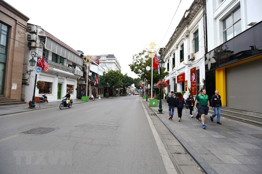 Main streets are decorated with flags of the United States, the Democratic People’s Republic of Korea and Vietnam (Photo: VNA)