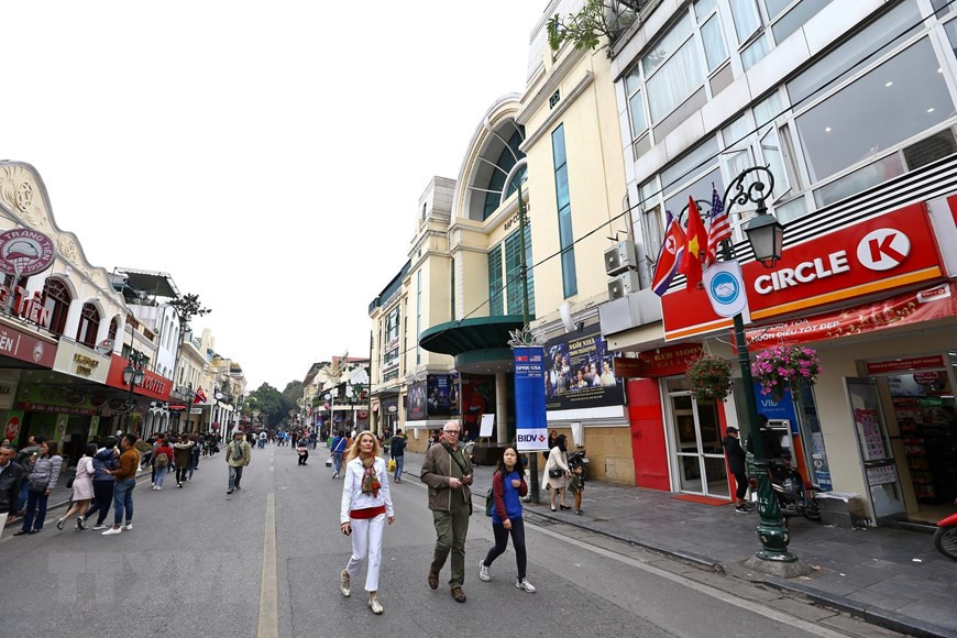 Pedestrian streets around Hoan Kiem Lake is busier than ever at weekends (Photo: VNA)