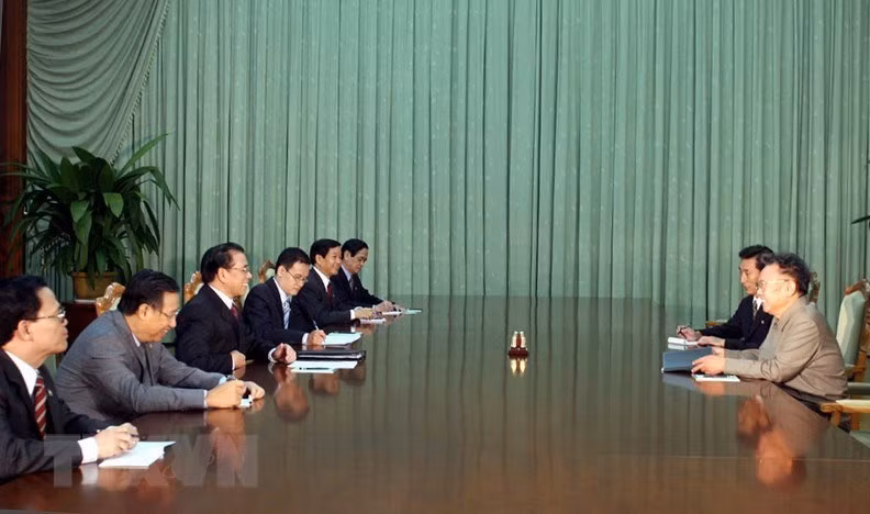 Party General Secretary Nong Duc Manh holds talks with Chairman of the Workers’ Party of Korea Kim Jong-il in Pyongyang, October 17, 2007 (Photo: VNA)