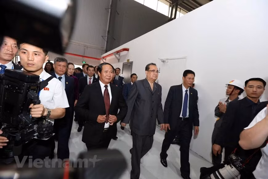 Workers’ Party of Korea delegation visit automobile manufacturing complex Vinfast in Hai Phong city, Feb. 27 (Photo: VNA)