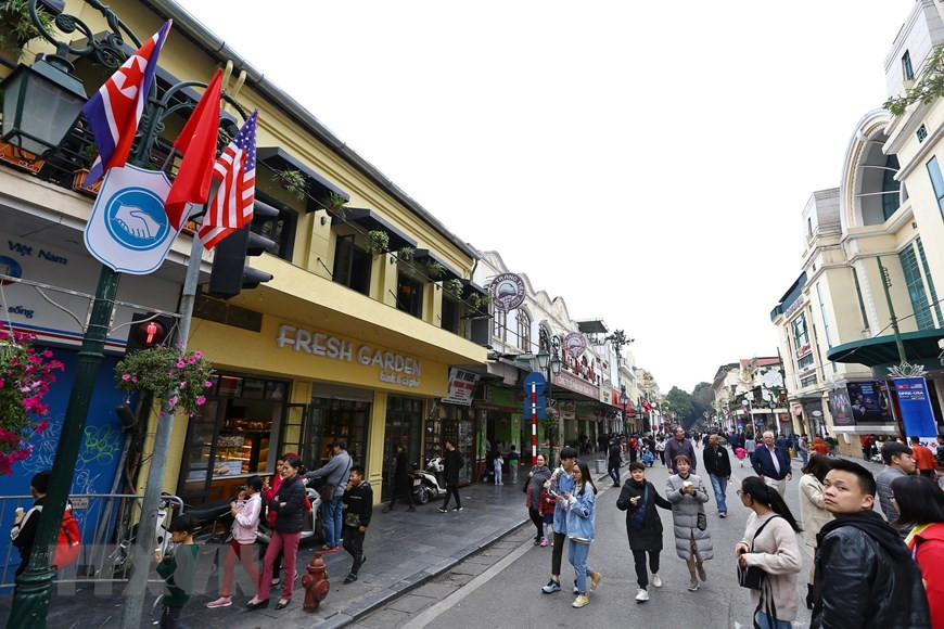 Pedestrian streets around Hoan Kiem Lake is busier than ever at weekends (Photo: VNA)