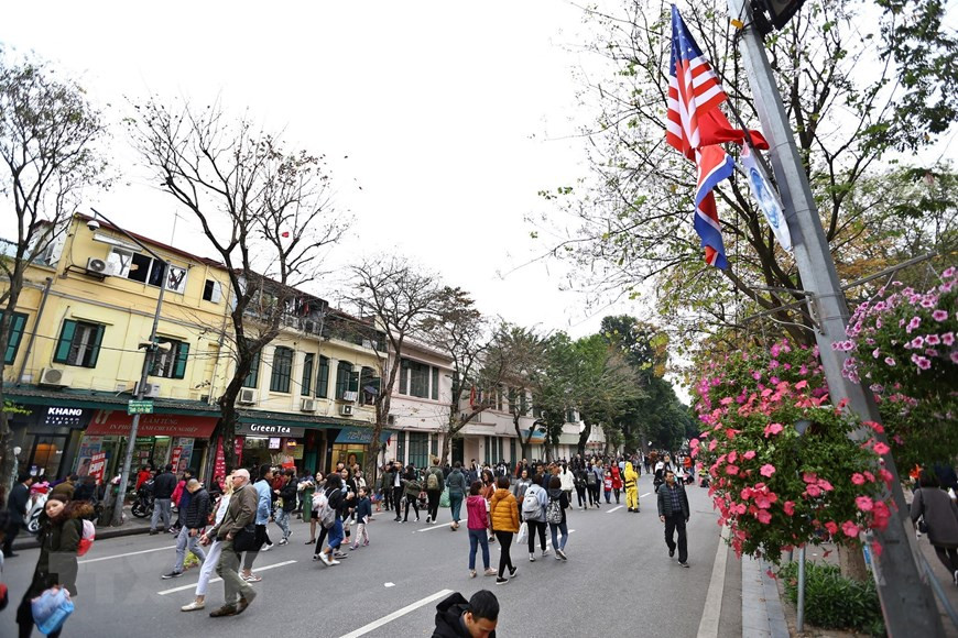 Pedestrian streets around Hoan Kiem Lake is busier than ever at weekends (Photo: VNA)