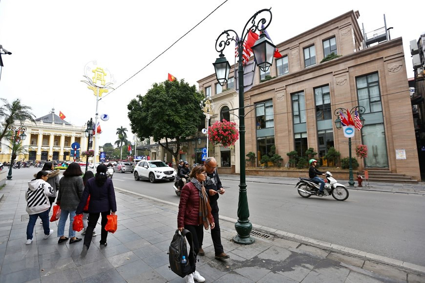 Hoan Kiem Lake area is decorated with flags of the United States, the Democratic People’s Republic of Korea and Vietnam (Photo: VNA)