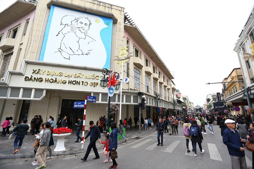 Pedestrian streets around Hoan Kiem Lake is busier than ever at weekends (Photo: VNA)