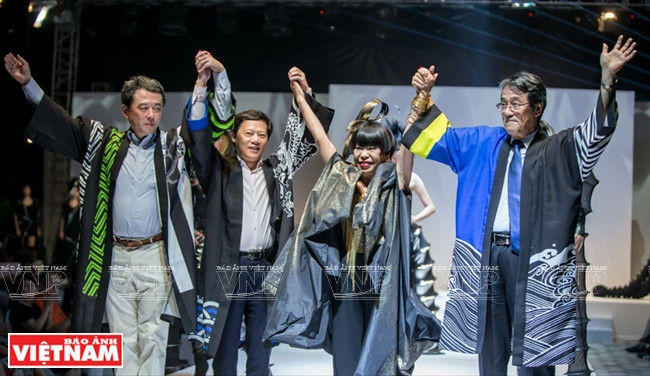 Junko Koshino and other Japanese fashion designers at the gala night of Sakura Collection 2018, a prestigious fashion competition with five successful years in Vietnam (Source:VNA)
