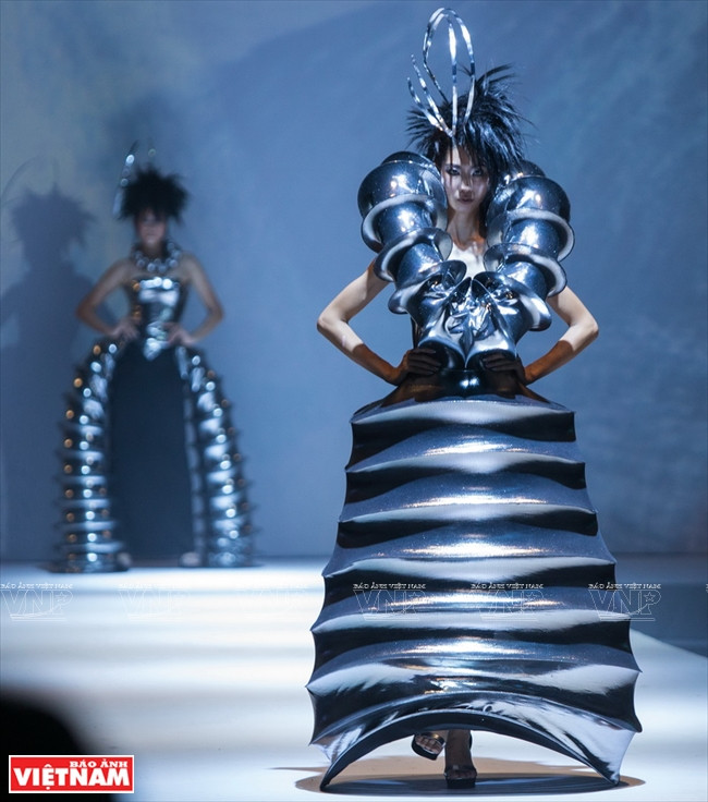 The collection features bizarre long and springy lantern-shaped designs (Source: VNA)