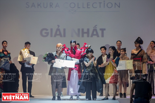 Junko Koshino presents awards to wining contestants at the competition (Source: VNA)