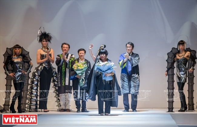 The 79- year-old designer and other Japanese designers greet the audience at the end of the show (Source: VNA)