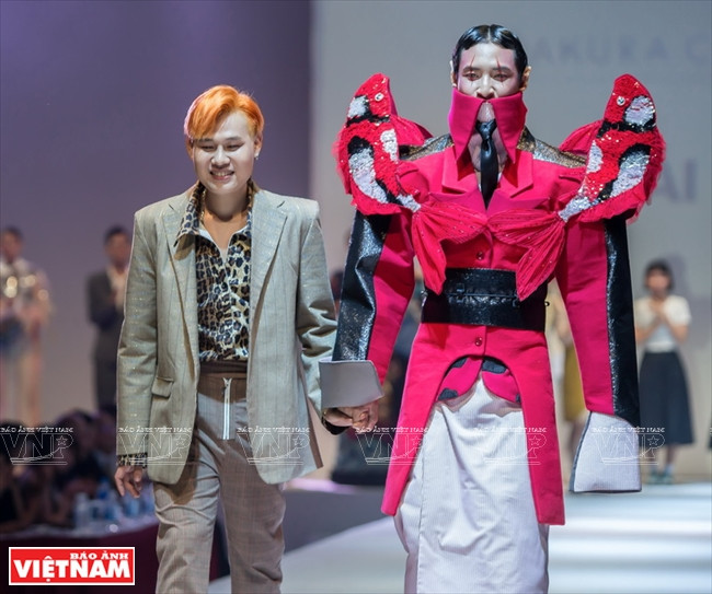 Contestant Nguyen Binh Anh and his collection 'Prosperous Dream' which won first prize will represent Vietnam to attend Sakura Collection Fashion Competition in Japan (Source: VNA)