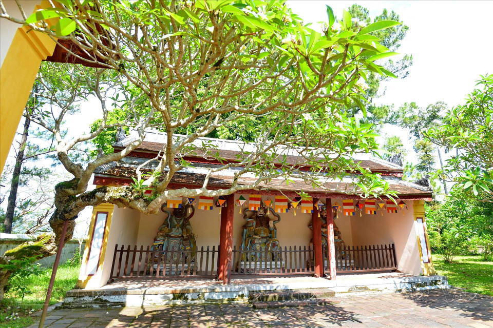 Guardian deities are worshipped in two houses at the back of the main hall. (Photo: VNA/VNP)