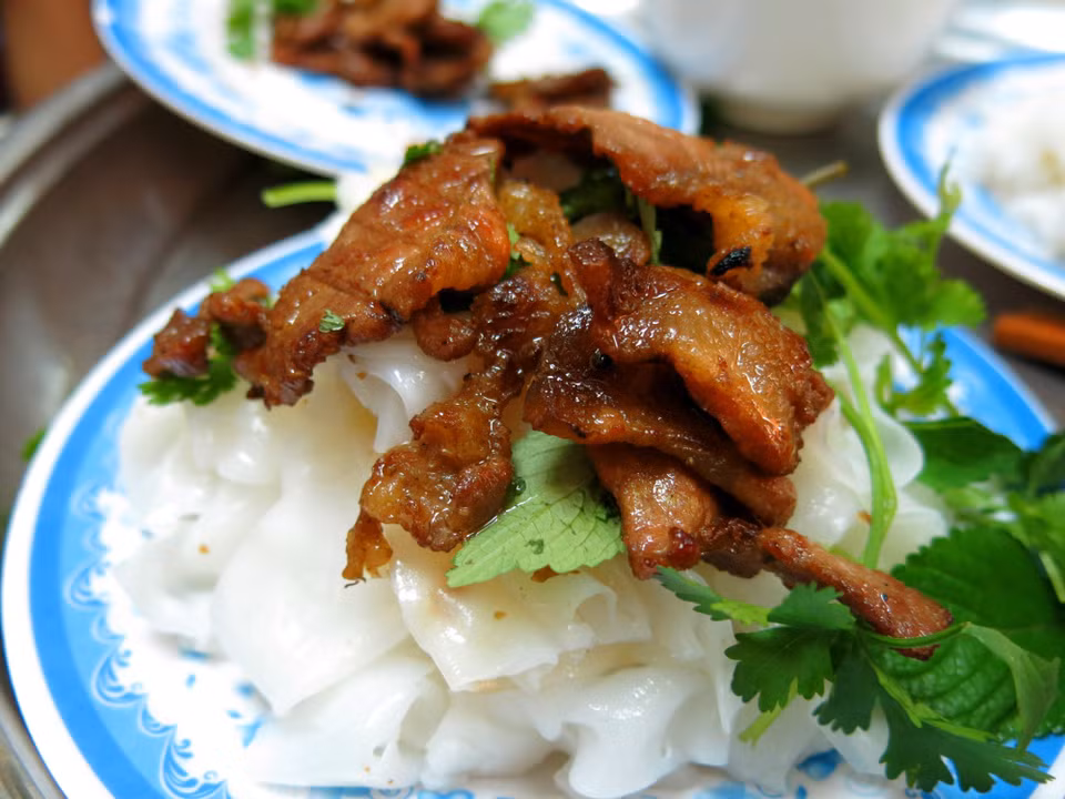 “Banh cuon” is made with rice flour and a lot of skill. Minced pork and wood ear mushrooms are rolled into the rice sheet, and the dish is served with a dipping sauce, “cha que”, or charcoal-grilled meat, as with Phu Ly steamed rolled rice pancakes in the northern province of Ha Nam. (Photo: VNA)