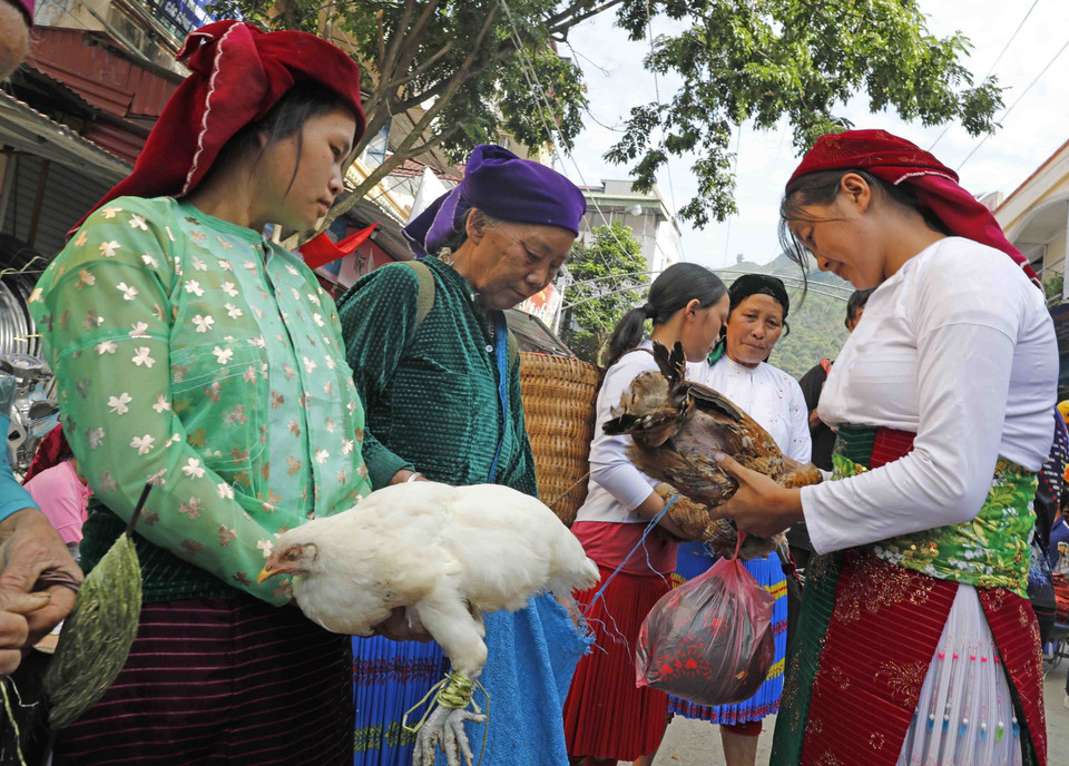 People buying and selling local products at Meo Vac flea market (Photo: VNA)