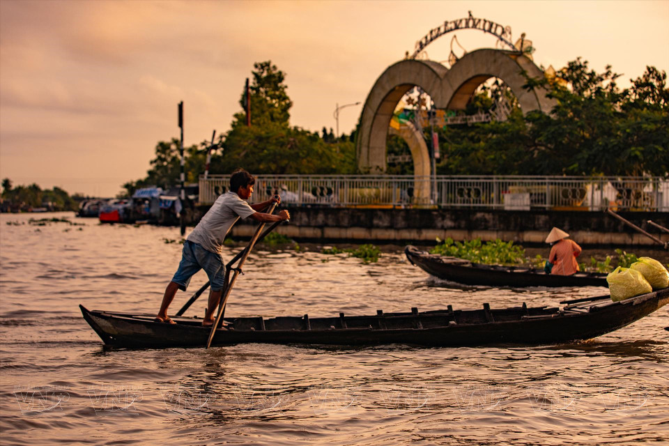 Traditional row boats are a common sight at the floating market, though motorboats are now also widely used. (Photo: VPA/VNA)