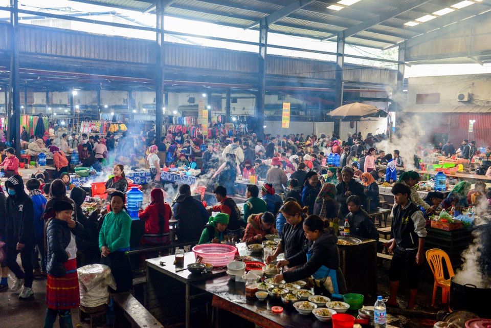 The food court at Meo Vac flea market serves various local dishes. (Photo: VNA)