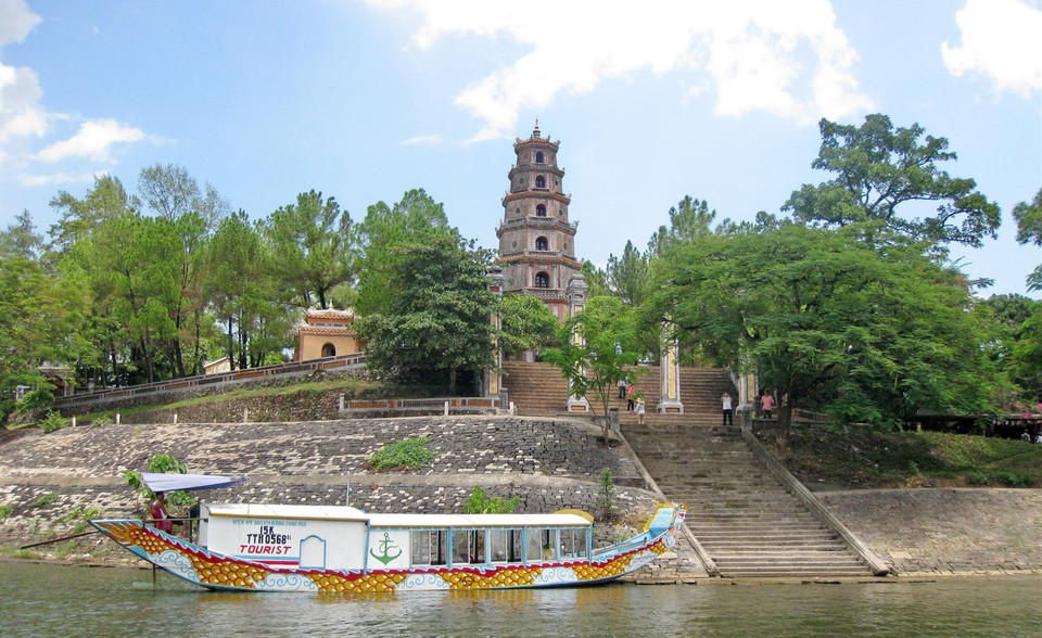 Thien Mu Pagoda is located on Ha Khe Hill facing the poetic Huong (Perfume) River. (Photo: VNA/VNP)