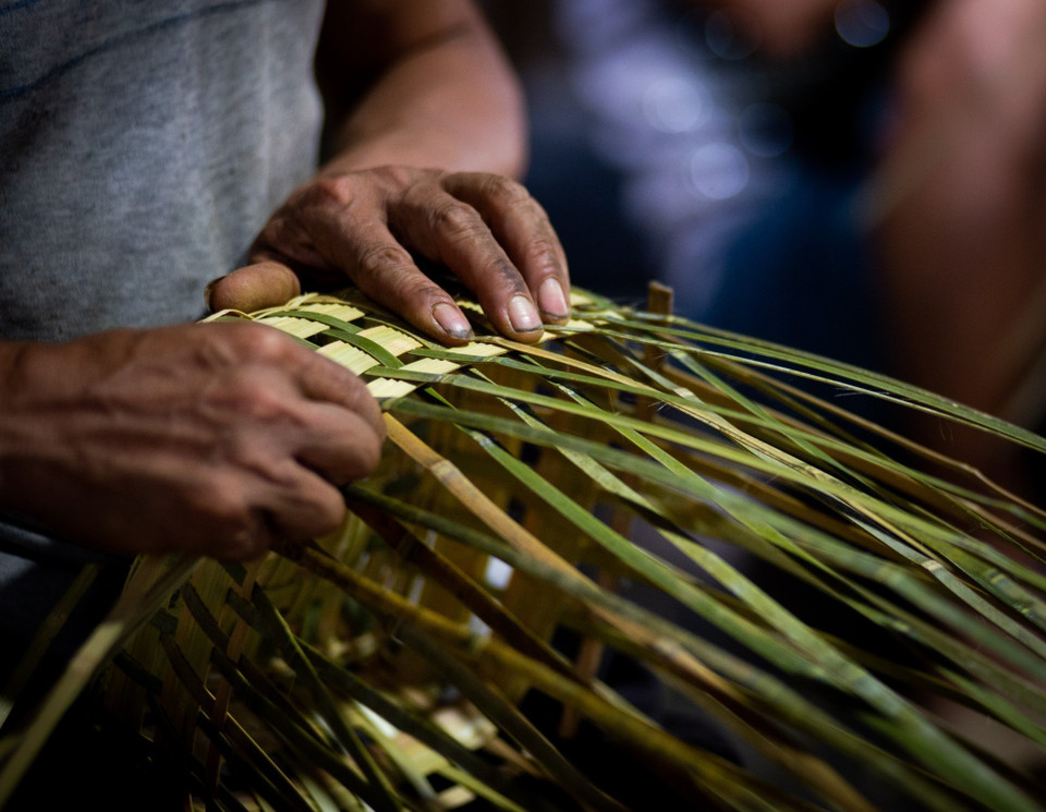 There are many steps involved in making “quay tau”, with the first being measuring and cutting rattan reeds. (Photo: VNA)