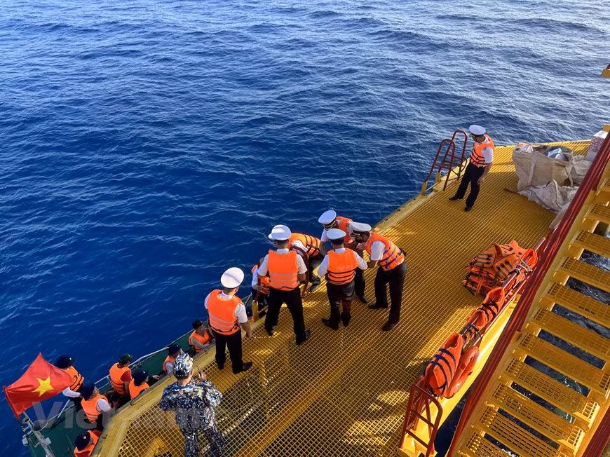 Officers and seamen on the platform possess strong political will and complete all tasks assigned. (Photo: Vietnam+)