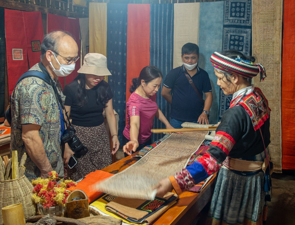 Lung Tam flax fabric is not only transformed into colourful dresses, scarves, and handbags but is also used for decorative products at hotels and restaurants as well as souvenirs and paintings. (Photo: VNA)