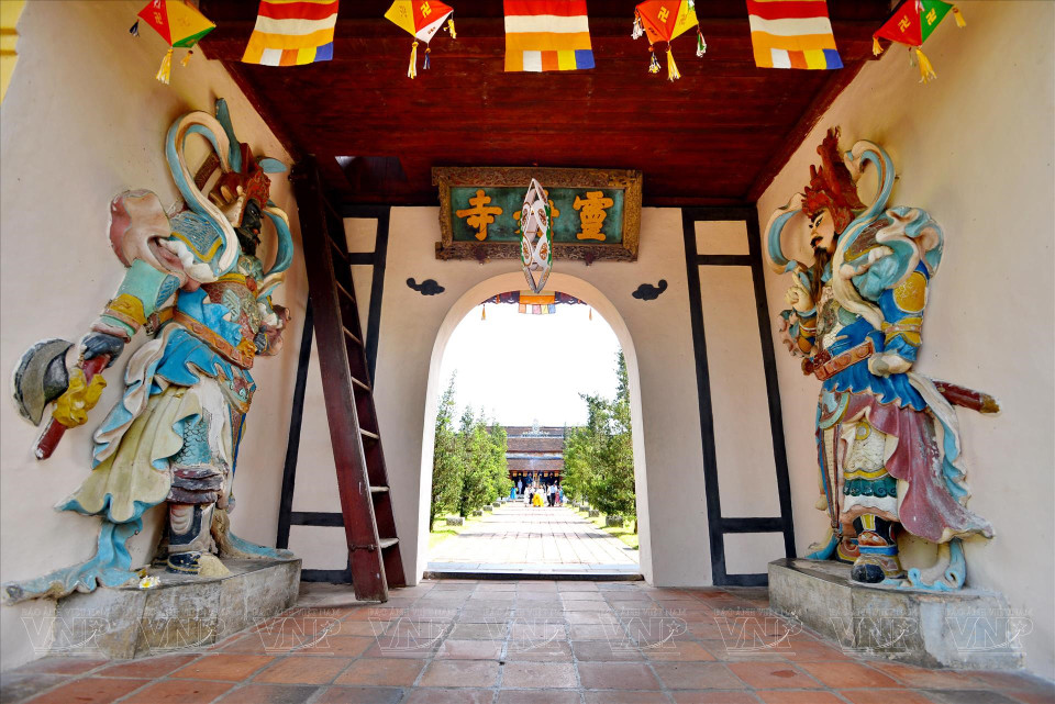 Statues of guardian deities at the entrance to main hall. (Photo: VNA/VNP)
