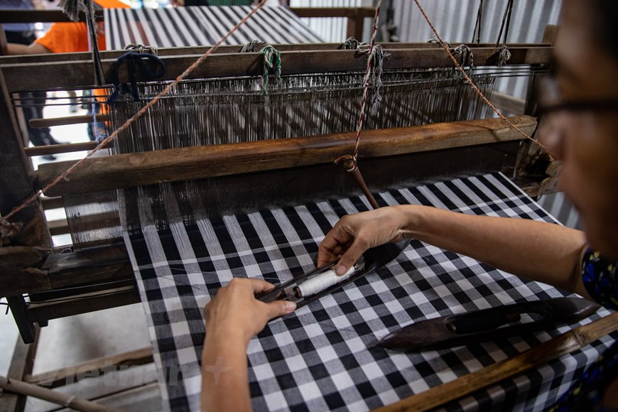 Each step of the weaving process requires the skilled hands of artisans, as they invest considerable time and effort in creating exquisite, high-quality products. (Photo: Vietnam+)