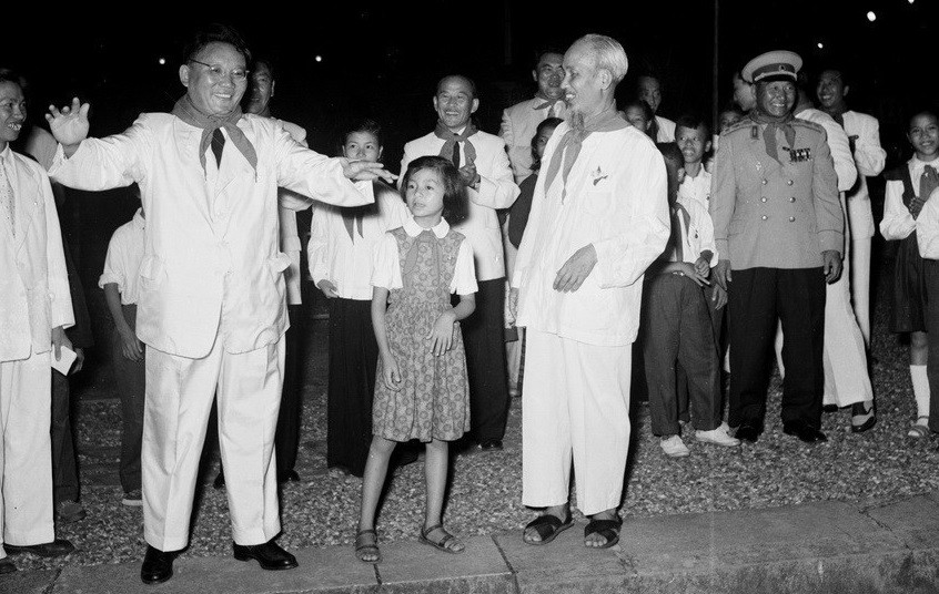 Children in Hanoi welcome First Secretary of the Mongolian People's Revolutionary Party Central Committee and Chairman of the Council of Ministers Yumjaagiin Tsedenbal at the Presidential Palace during his visit to Vietnam, August 31, 1959. (Photo: VNA)