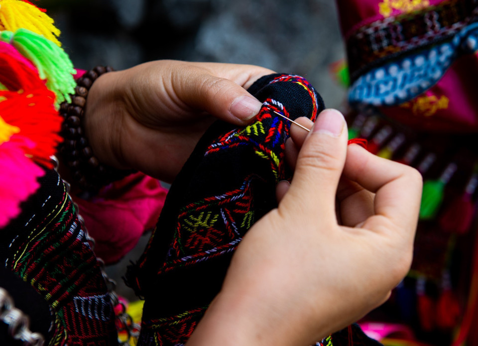 Lo Lo women embroider lively images on the pieces. (Photo: VNA)