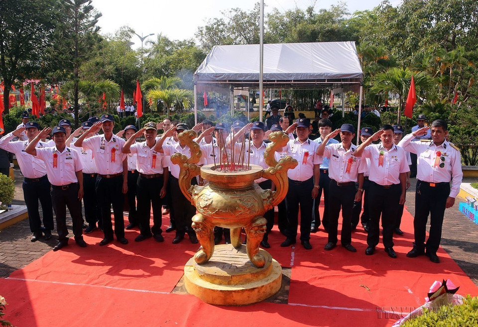 War veterans in Da Nang city, who were previously stationed at Truong Sa, hold a minute of silence to commemorate the fallen soldiers. (Photo: VNA)