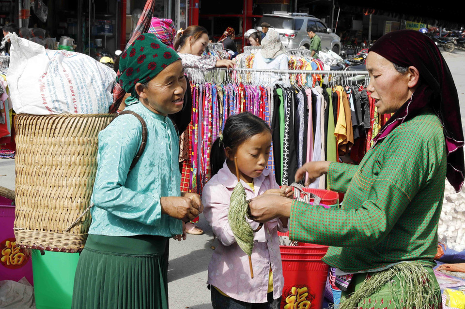 Mong women meet with each other at Meo Vac flea market. (Photo: VNA)