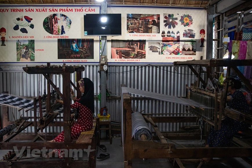 Traditional brocade weaving is not only a source of pride for Cham ethnic minority people, but also plays an indispensable role in their material and spiritual lives. (Photo: Vietnam+)