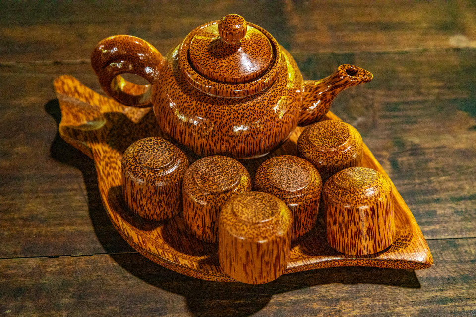 A set of cups made from coconut. (Photo: VNA)