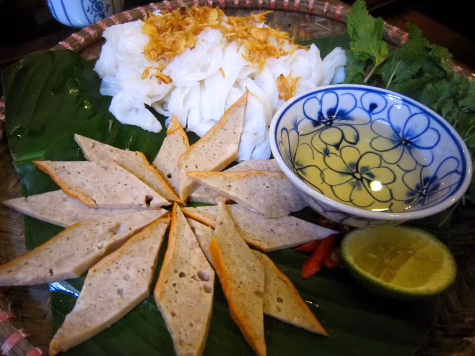 Hanoi steamed rolled rice pancakes can be divided into two types - one with stuffing and one with no stuffing. Thanh Tri rolled pancakes are paper thin and don’t have stuffing, but are served with “cha que”. (Photo: VNA)