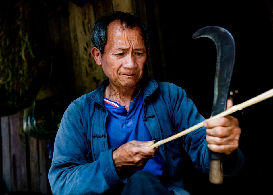 The weaving of “quay tau” not only contributes to preserving the ethnic minorities’ traditional craft but also creates livelihoods for local people. (Photo: VNA)