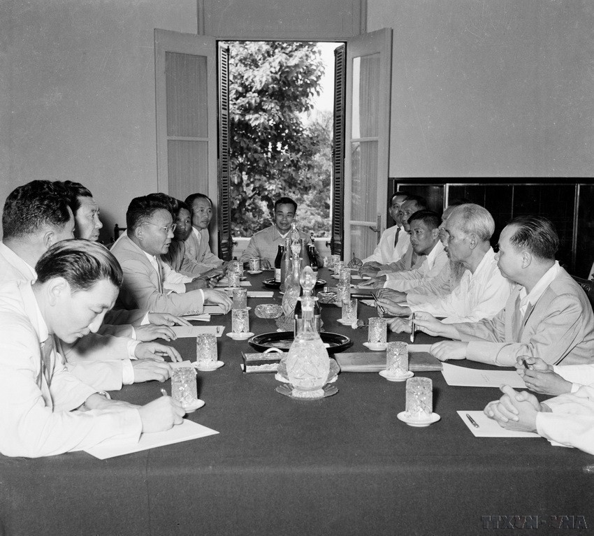 President Ho Chi Minh holds talks with First Secretary of the Mongolian People's Revolutionary Party Central Committee and Chairman of the Council of Ministers Yumjaagiin Tsedenbal, who was on a visit to Vietnam (1959). (Photo: VNA)
