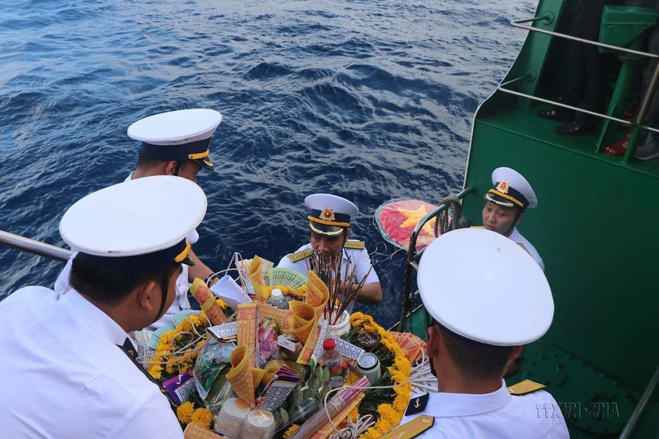 On a voyage to Truong Sa archipelago, Brigade 146 of Navy Region 4 offer incense and flowers in tribute to the fallen soldiers. (Photo: VNA)