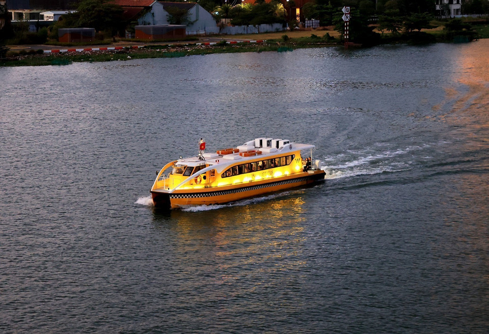 Boats carry passengers along the Saigon River. (Photo: VNA)