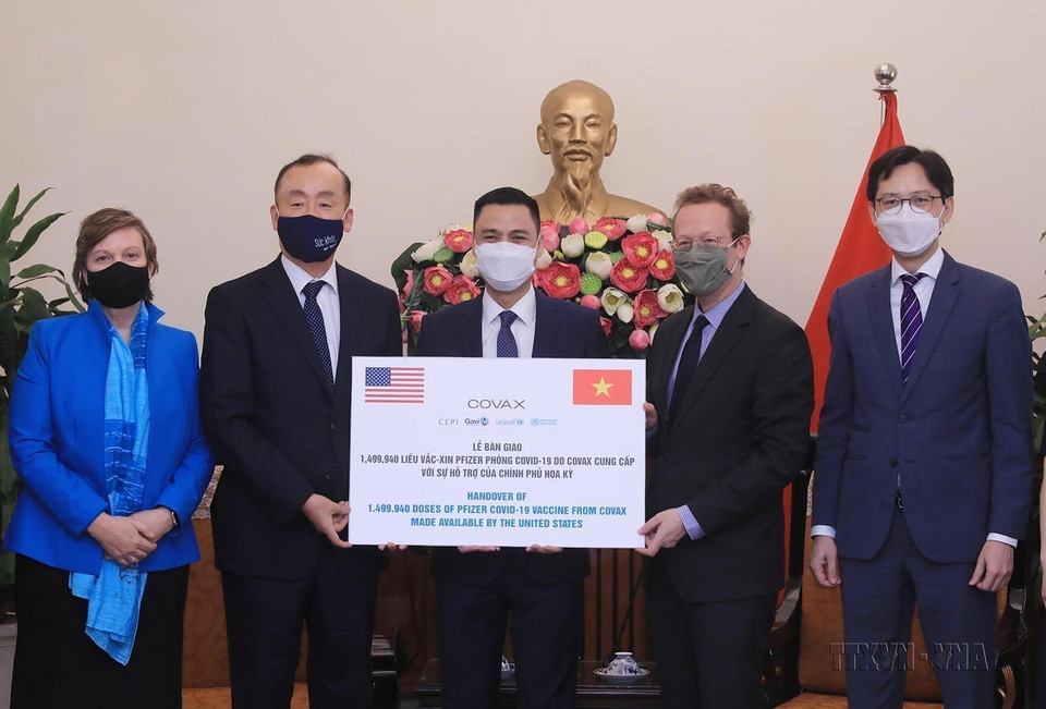 The Ministry of Foreign Affairs receives nearly 1.5 million doses of Pfizer/BioNTech COVID-19 vaccine from the US through the COVAX Facility on October 4, 2021. (Photo: VNA)