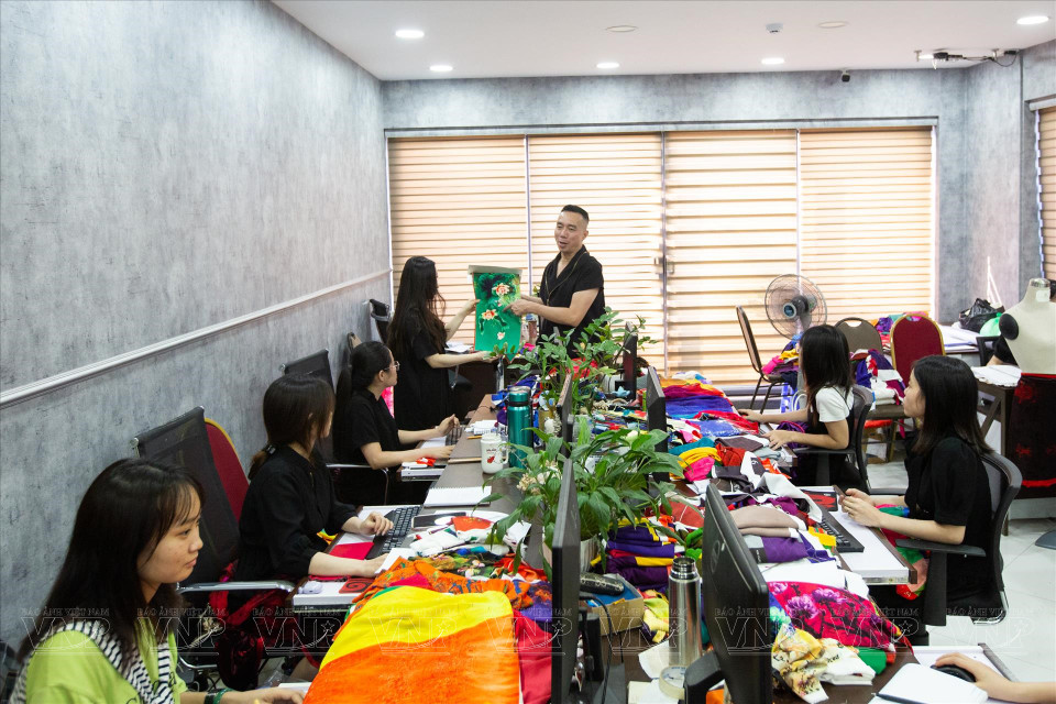 Designer Do Trinh Hoai Nam teaches design and sewing techniques. (Photo: VNP/VNA)