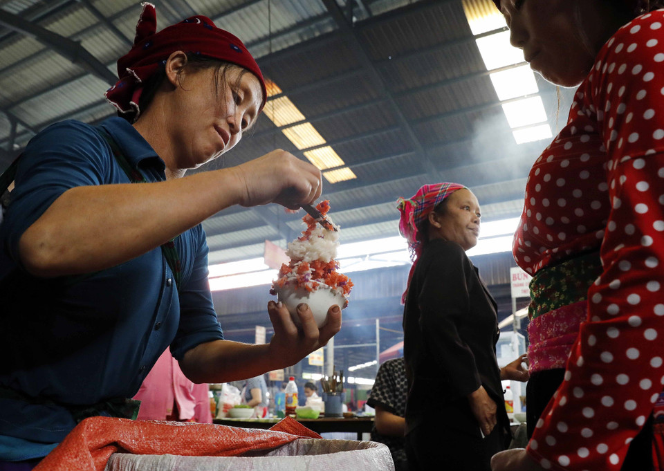 Five-colour sticky rice from the Tay people sold at Meo Vac flea market. (Photo: VNA)