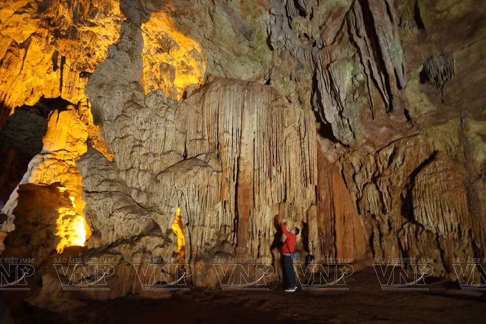 Stalactites inside Nguom Ngao Cave resembling part of Cao Bang’s Ban Gioc Waterfall. (Photo: VNP/VNA)