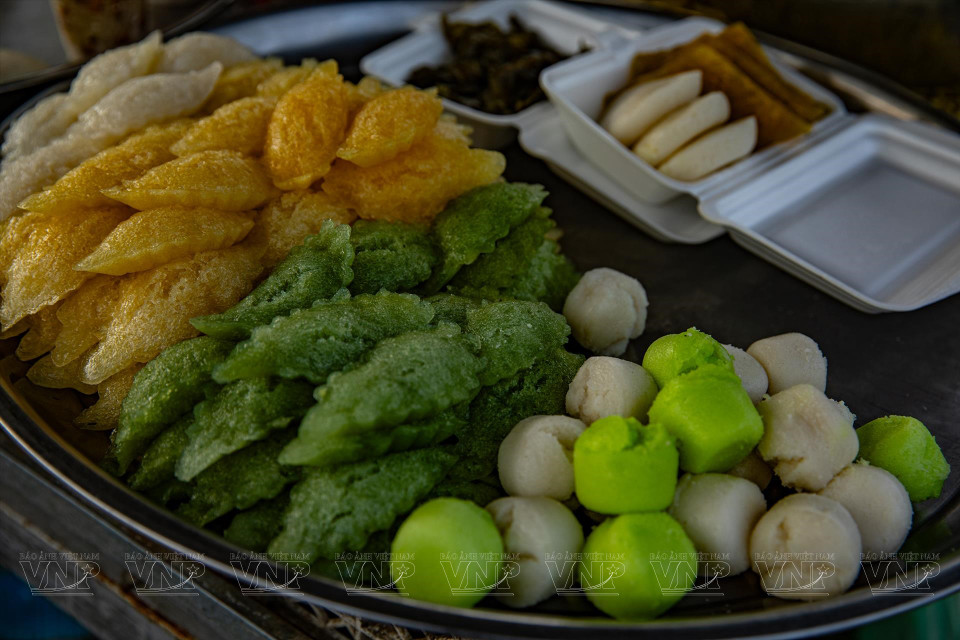 The market offers a variety of traditional handmade cakes. (Photo: VPA/VNA)