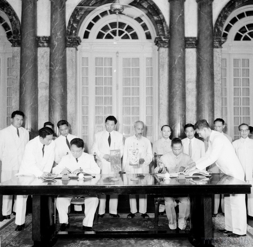 President Ho Chi Minh witnesses the signing of friendship documents between Vietnam and Mongolia at the Presidential Palace in Hanoi, September 6, 1959. (Photo: VNA)