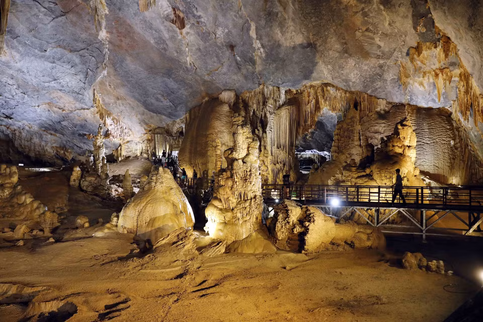 It lies deep inside a limestone mountain in Phong Nha - Ke Bang National Park, a World Natural Heritage Site located some 60 kilometers from the provincial capital, Dong Hoi city. (Photo: VNA)