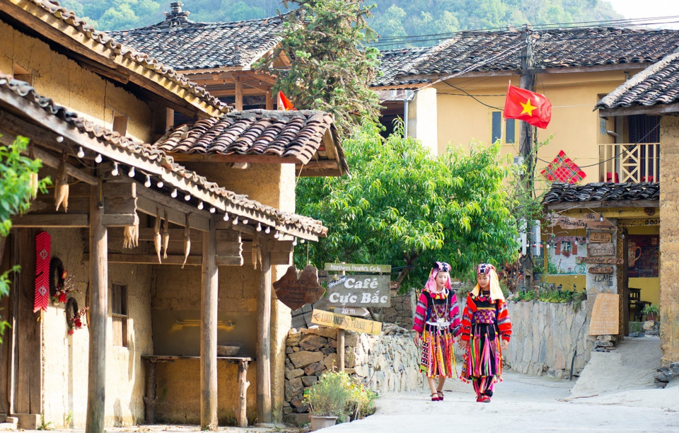 Though they live in remote, isolated mountain areas of Ha Giang and Cao Bang provinces and are small in number, the Lo Lo ethnic minority have a strong sense of culture and continue to wear their traditional costumes. The Black Lo Lo people usually wear their traditional costumes at festivals and important ceremonies such as weddings and funerals. (Photo: VNA)