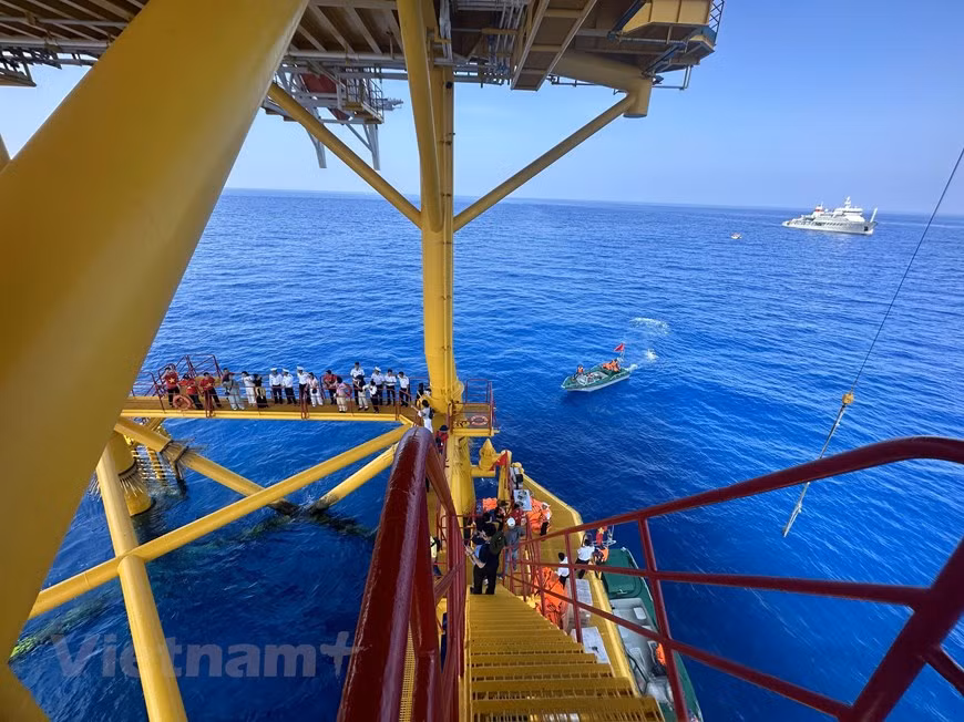 The role of the platforms is to accommodate lighthouses to warn fishing and shipping vessels passing through the area, as well as hydro-meteorological research stations, storm shelters, and rescue efforts for missing fishermen. (Photo: Vietnam+)