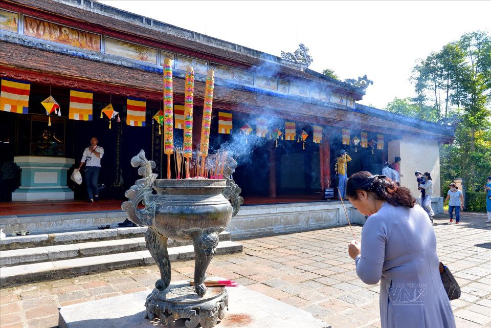 Pilgrims visiting Thien Mu Pagoda to worship. (Photo: VNA/VNP)