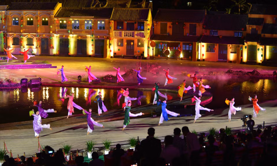 Dances celebrating the 2022 National Tourism Year. Quang Nam was selected as the host for this event due to its rich history, cultural traditions, and breath-taking natural landscapes. The region proudly boasts two UNESCO-recognised world cultural heritage sites: Hoi An Ancient Town and My Son Sanctuary. (Photo: VNP/VNA)