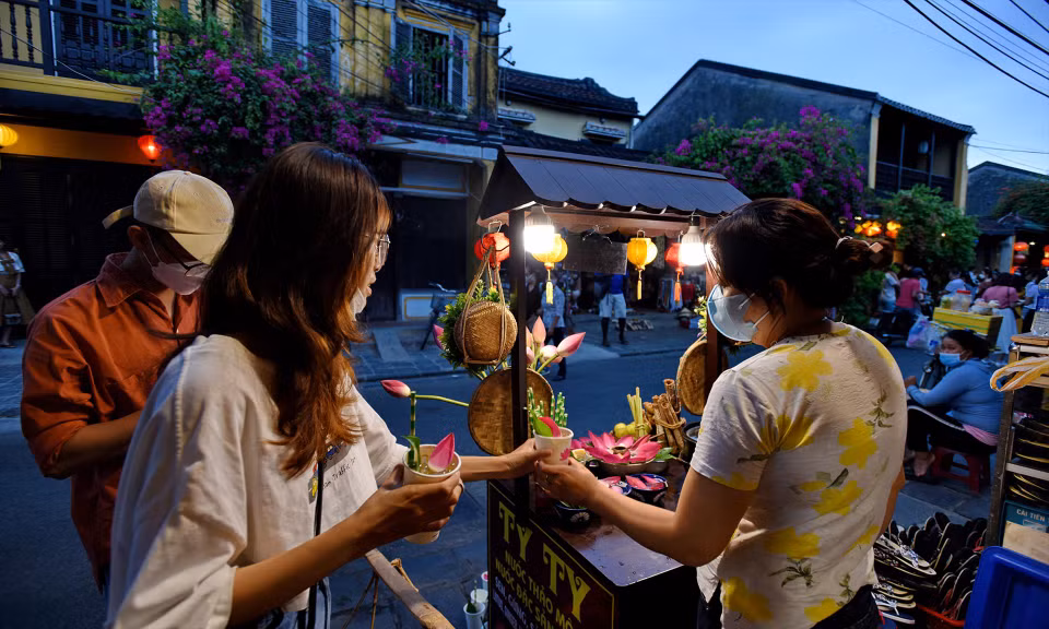 Tourists savouring the distinctive flavours of herbal beverages in Hoi An. (Photo: VNP/VNA)